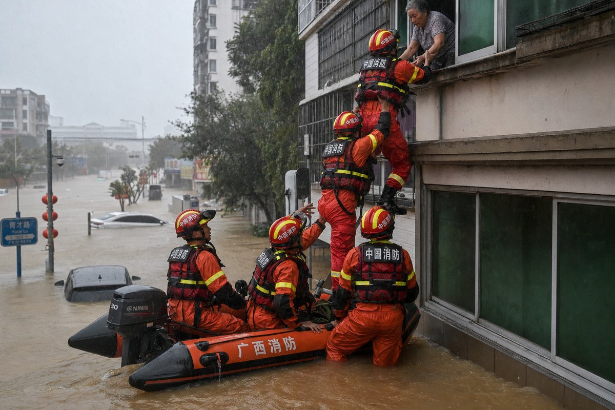 Typhoon Zitan Floods Fangchenggang; Firefighters Use Inflatable Boats and Human Ladders to Rescue Stranded Residents