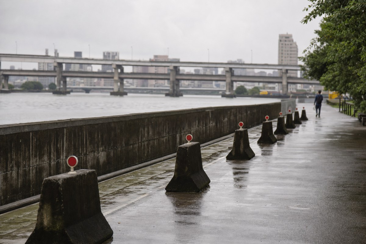 Four missing as torrential rain floods southern and eastern Taiwan; Typhoon Saudel approaches