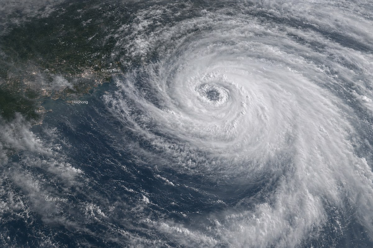 Typhoon Narra Stalls 145km East of Hai Phong, Repeatedly Shifting Direction Before Expected Weakening