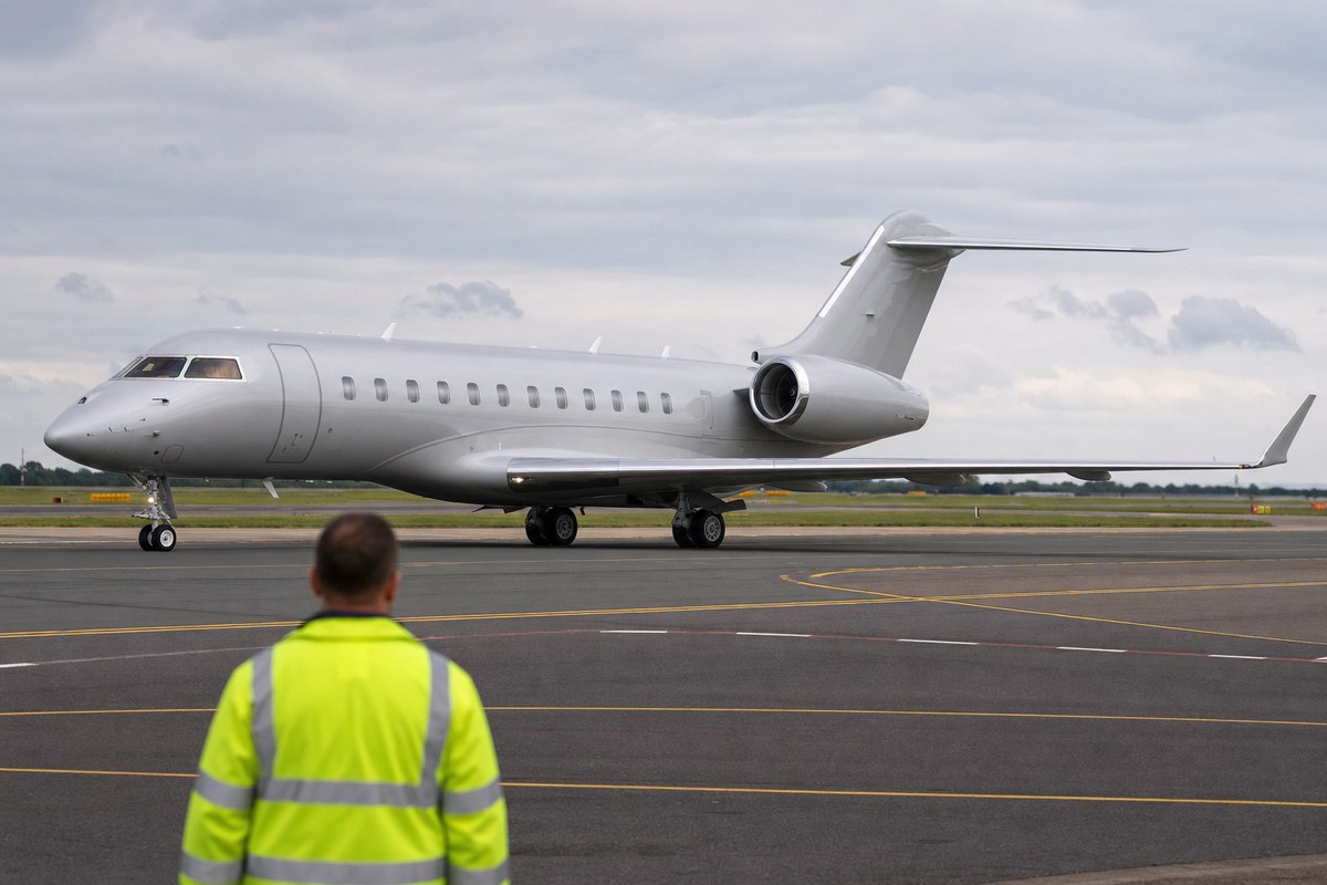 Prince Harry and Meghan Arrive at Birmingham Airport aboard Bombardier Global Express XRS from Van Nuys