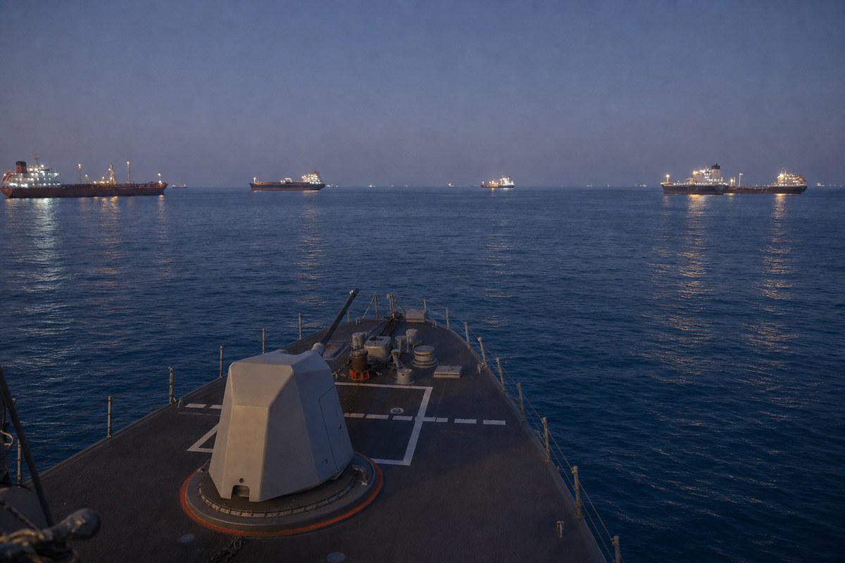 Trump Dismisses Nuclear Option Against Iran, Vance Warns of Extreme Measures in Strait of Hormuz