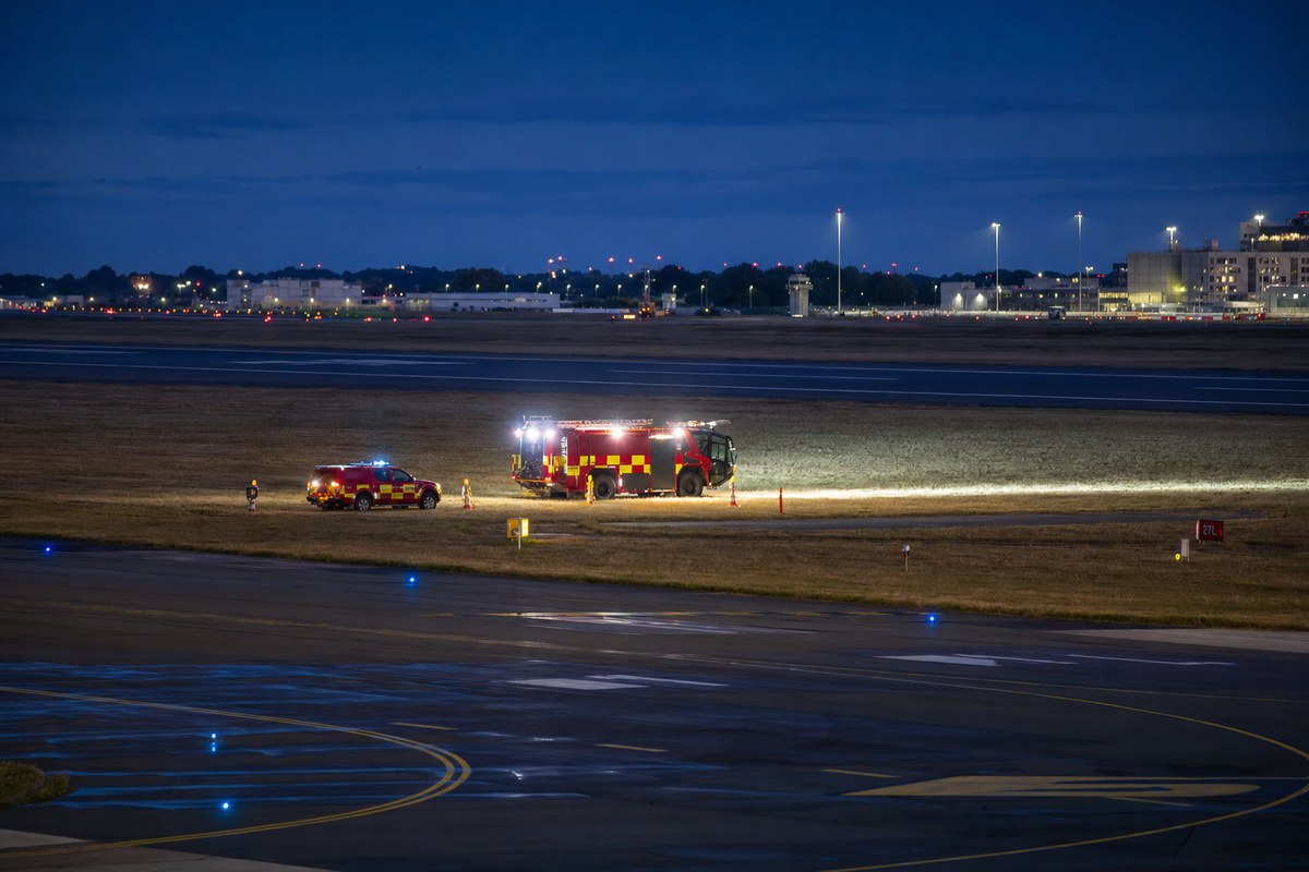 Grass Fire Forces London Heathrow to Close Runway 27L, Restored Within an Hour