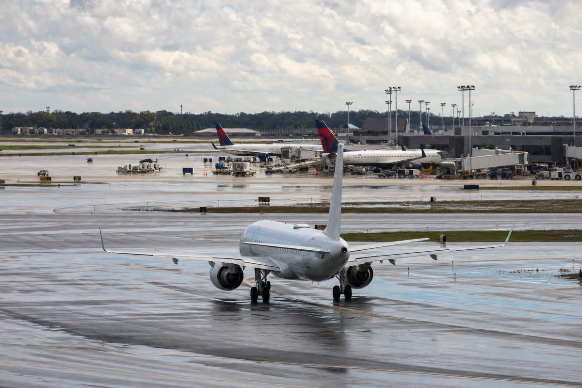 US Flight Delays and Cancellations Rise in Early September 2026 Amid Storms, Labor Day Rush, and Hub Congestion