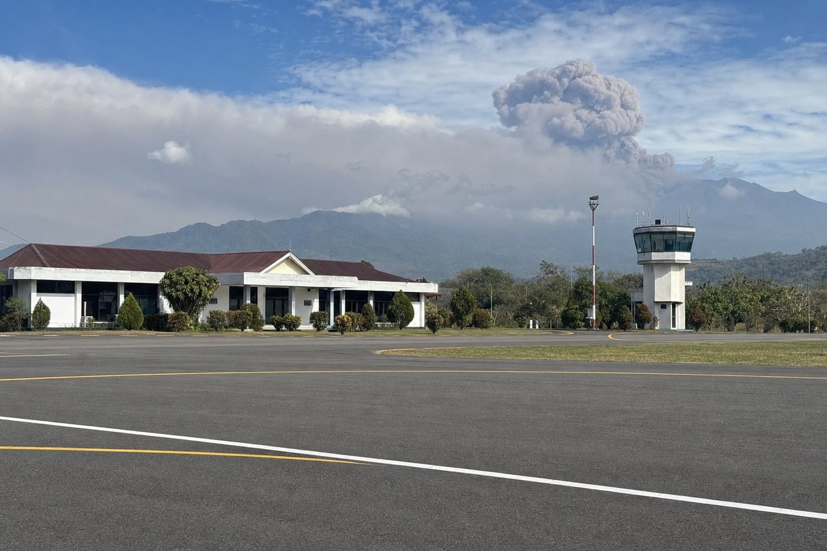 Volcanic ash from Mount Ili Lewotolok closes Wunopito Airport in East Nusa Tenggara