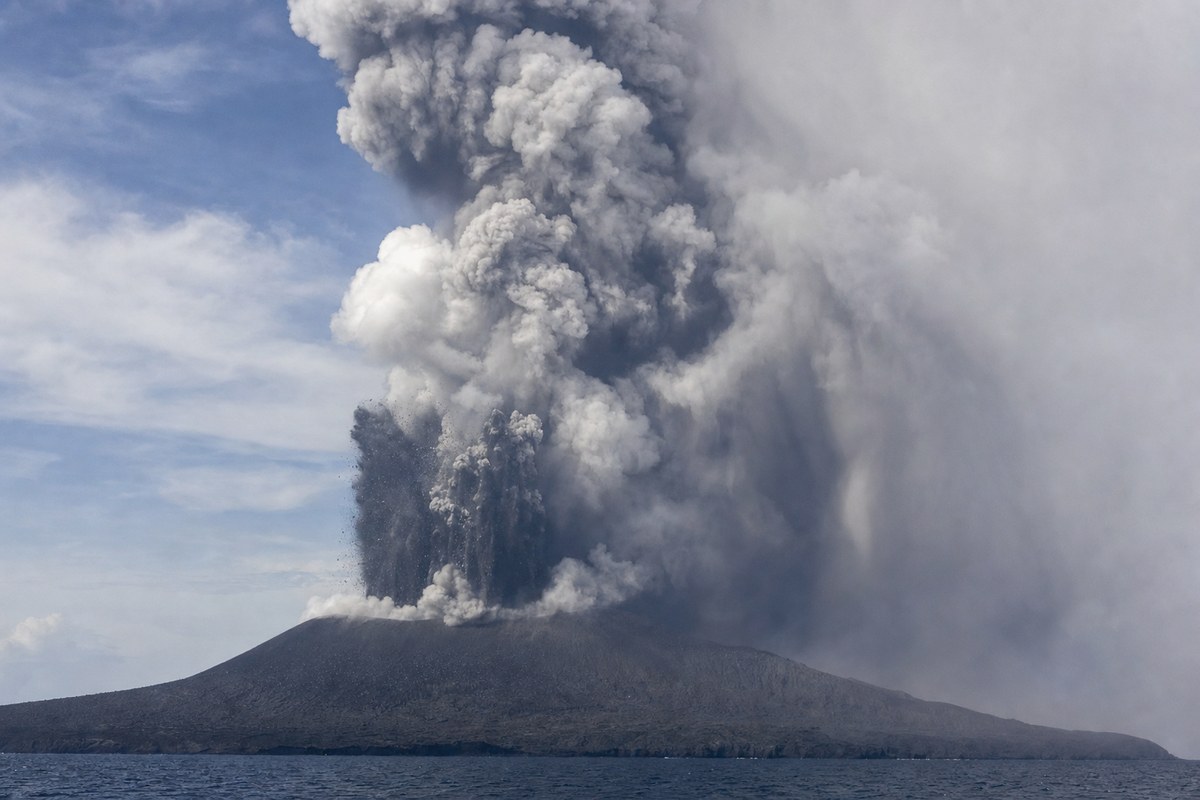 Anak Krakatau eruption closes seven Indonesian airports, stranding 170,000 passengers