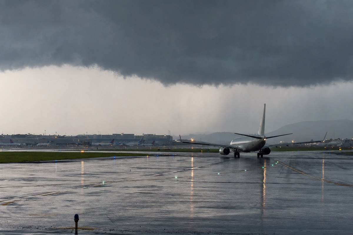 Thunderstorm at Mexico City Airport Disrupts 48 Flights, Stranding Over 7,700 Passengers