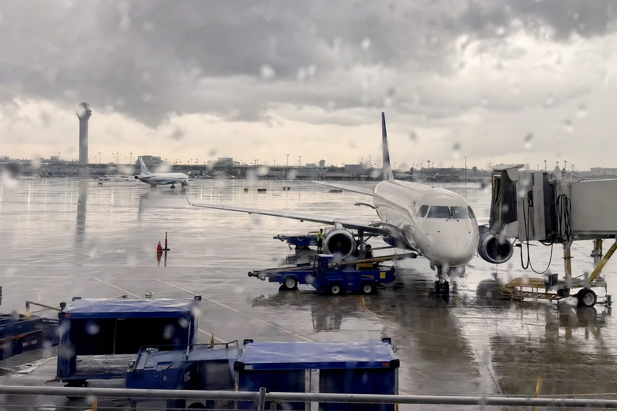 Heavy Rain and Thunderstorms Cancel 157 Flights at Chicago O'Hare and Midway, Trigger Flood Watches Across Region
