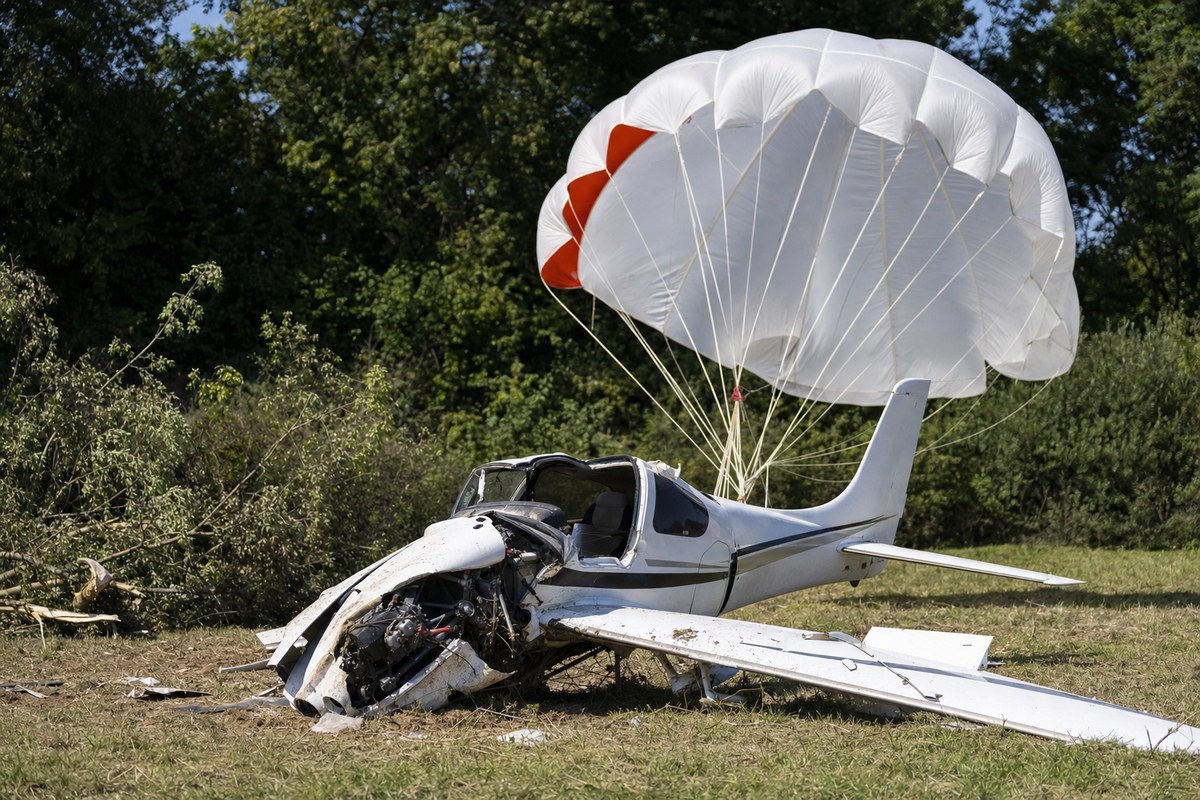 Two Hospitalized After Cirrus SR20 Deploys Parachute and Crashes in Arden Field Near Asheville