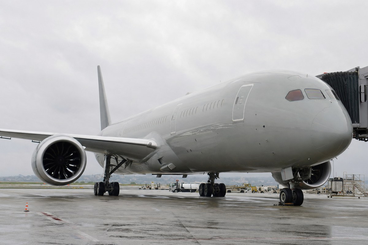 Airlines Extend Flight Restrictions to UAE and Middle East Amid Iran War