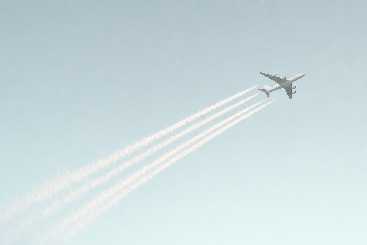 Contrail avoidance could delay aviation warming by a decade, Klima Consulting review finds