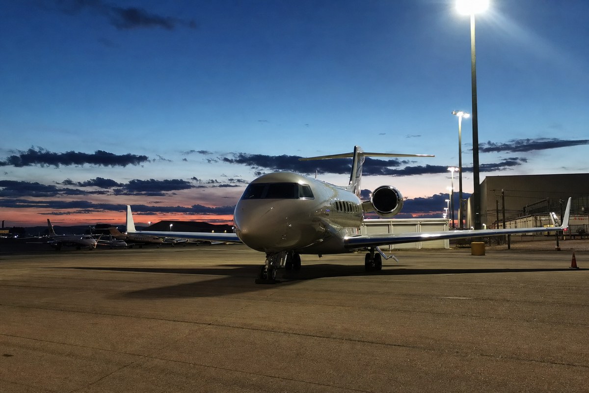 IPS Report: Private Jets Emit Up to 14 Times More CO₂ Per Passenger Than Commercial Flights, Pay Under 0.6% of FAA Taxes
