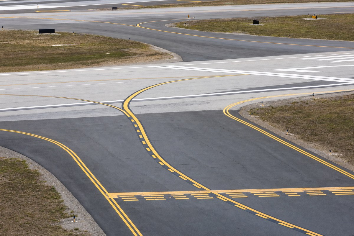 FAA Airport Surface Hot Spots: High-Risk Taxiway and Runway Intersections Identified at Multiple U.S. Airports