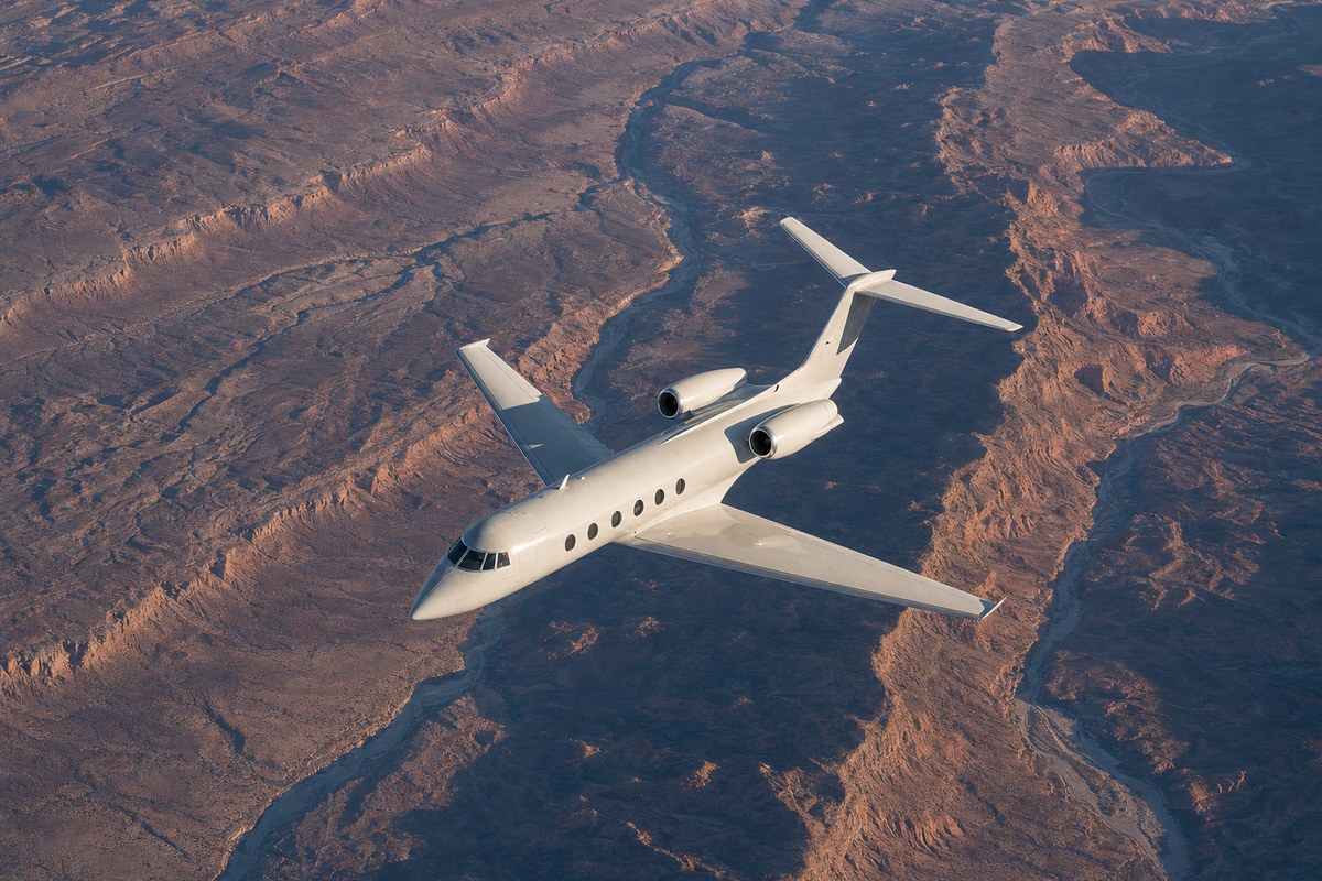 How the Gulfstream II Defined Large-Cabin Business Aviation