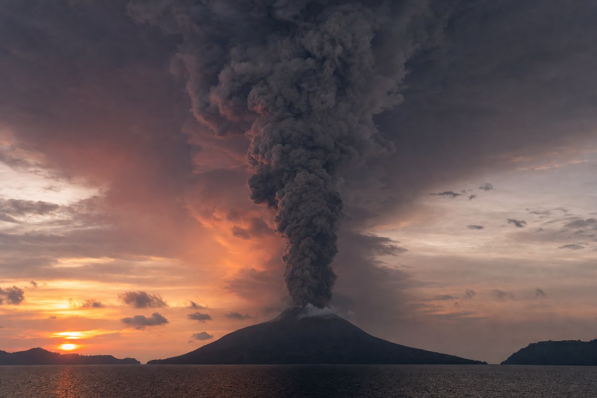 Anak Krakatau Eruption Closes Seven Indonesian Airports, Cancels More Than 2,300 Southeast Asia Flights