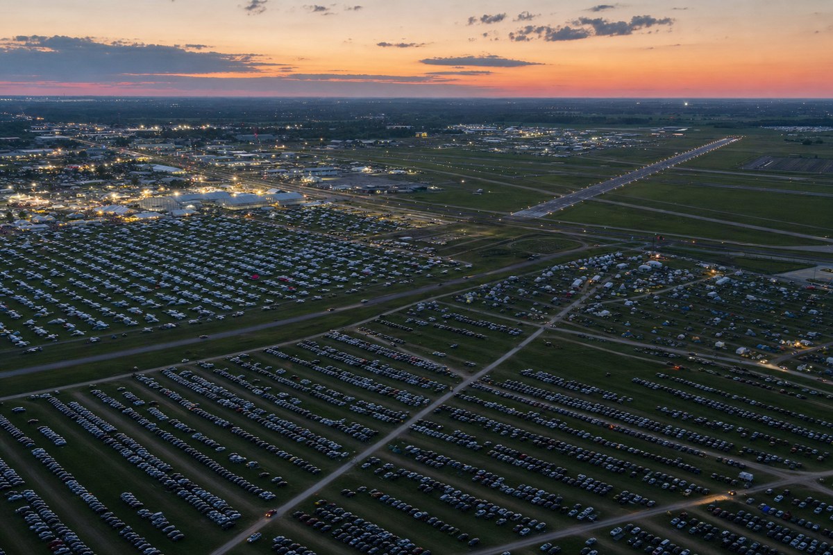 EAA AirVenture Oshkosh Draws Record 734,000 Attendees as 64 Controllers Log 15,527 Operations