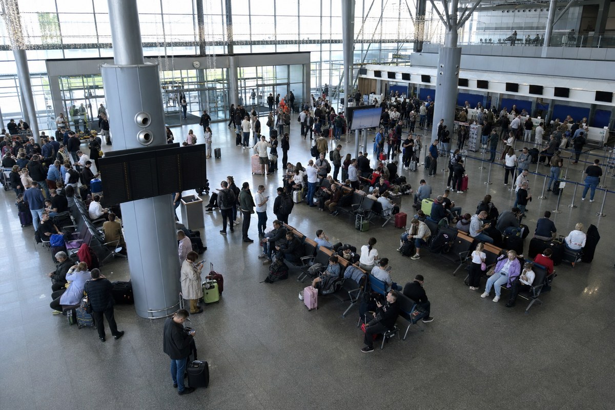 Ukrainian Drone Barrage Shuts All Four Moscow Airports, Over 160 Flights Cancelled