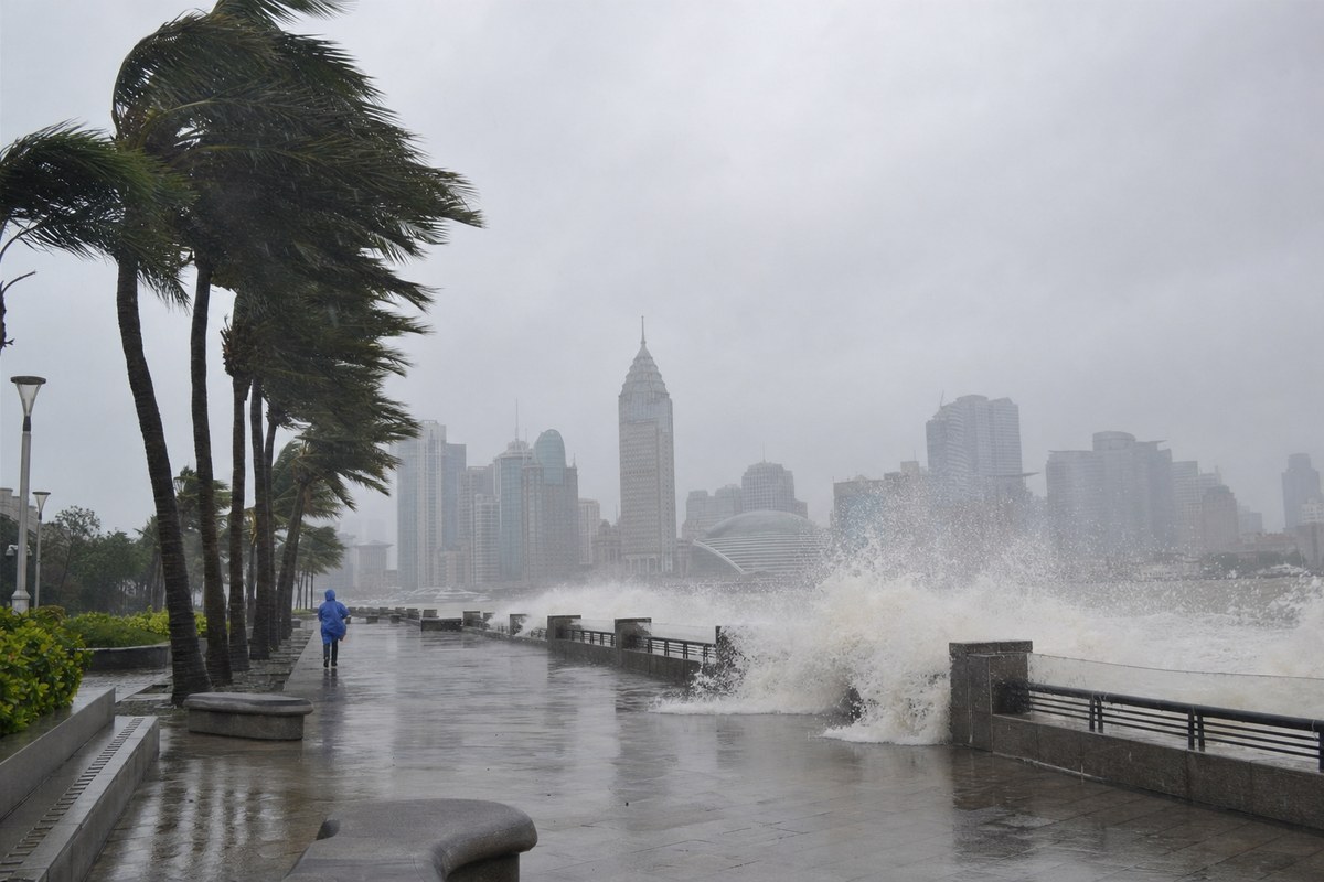 Typhoon Champi Grounds Over 100 Flights in Eastern China, 62,400 Evacuated in Shanghai