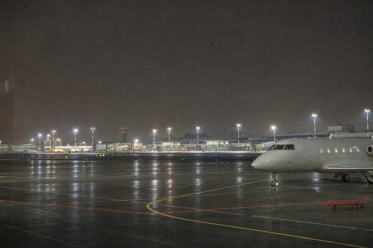 All four Moscow airports suspend operations amid drone attack; Russian officials claim 862 drones downed